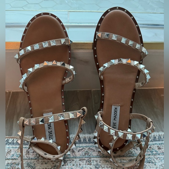 Women’s Steve Madden Travel Tan studded sandals size 7.5 GUC! - Picture 9 of 10
